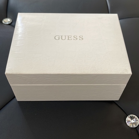 GUESS Watch with 3 different color wristbands Black,Pink and White - Picture 2 of 5